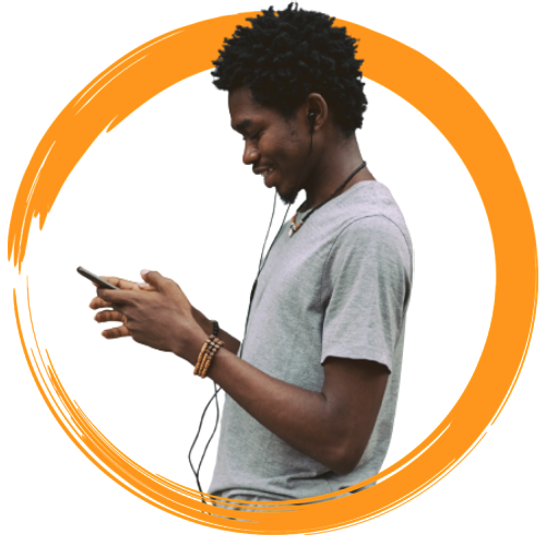 Homem vendo seu site no celular